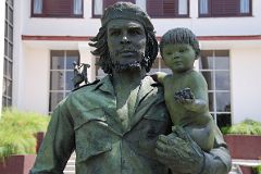 32 Cuba - Santa Clara - Bronze Statue of Che Guevarra and the Child of the Revolution Close Up.JPG